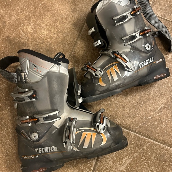 Tecnica Vento Silver and Orange Ski Boots - Picture 1 of 8